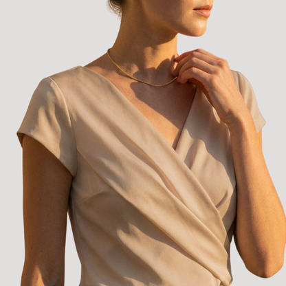 Ines | Blusa fluida ed elegante con scollo a V drappeggiato e maniche corte
