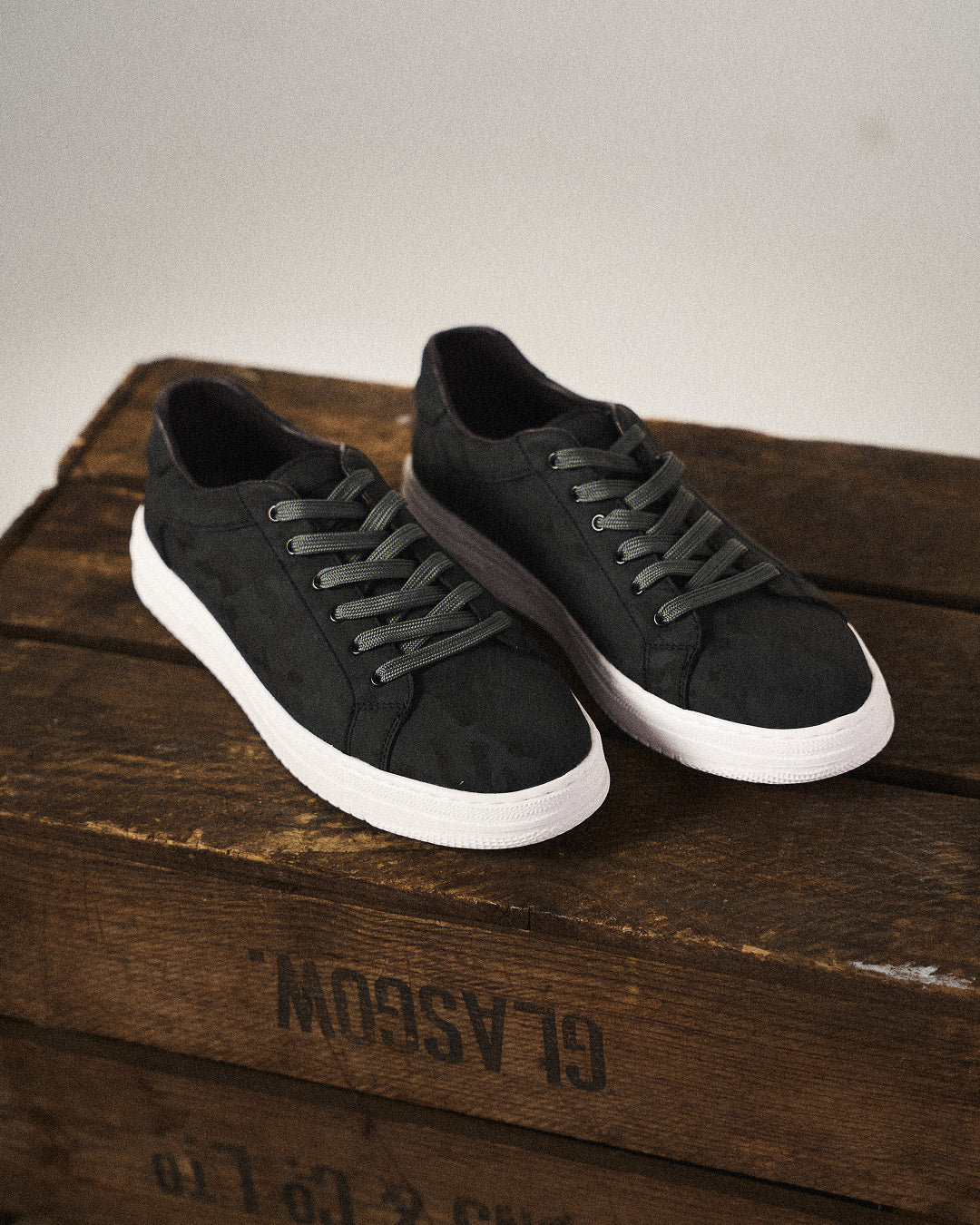 Fernando | Sneakers basse con lacci e suola bianca da uomo